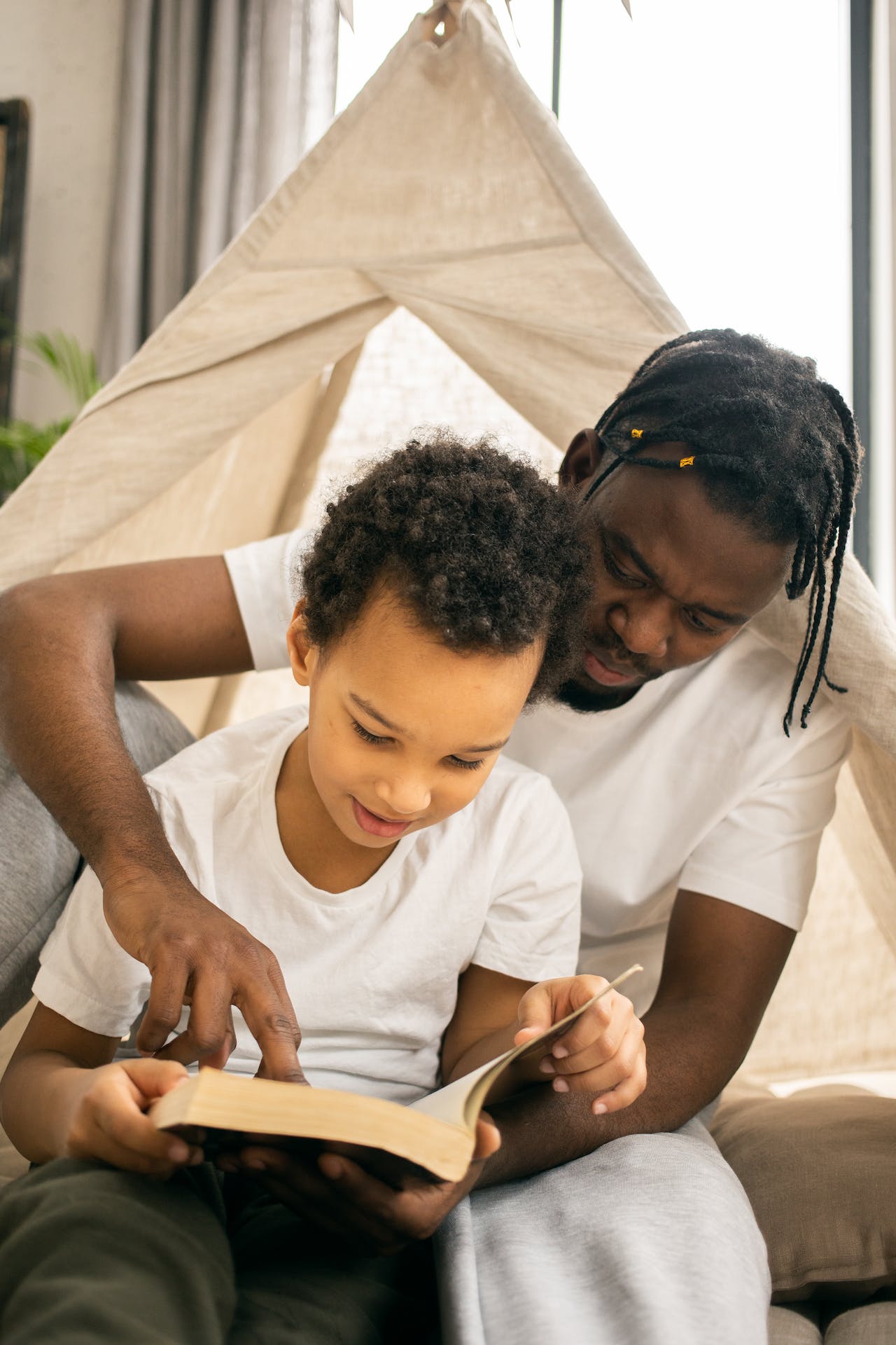 father teaching child to read